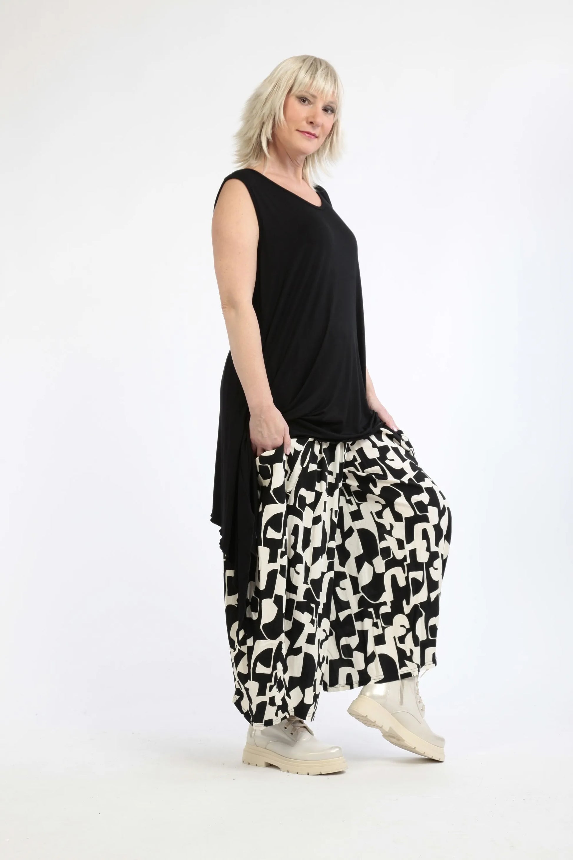  Stylische Ballonhose mit Schwarz-Ecru-Grafikmuster aus softer, leichter Viskose im Oversize-Schnitt