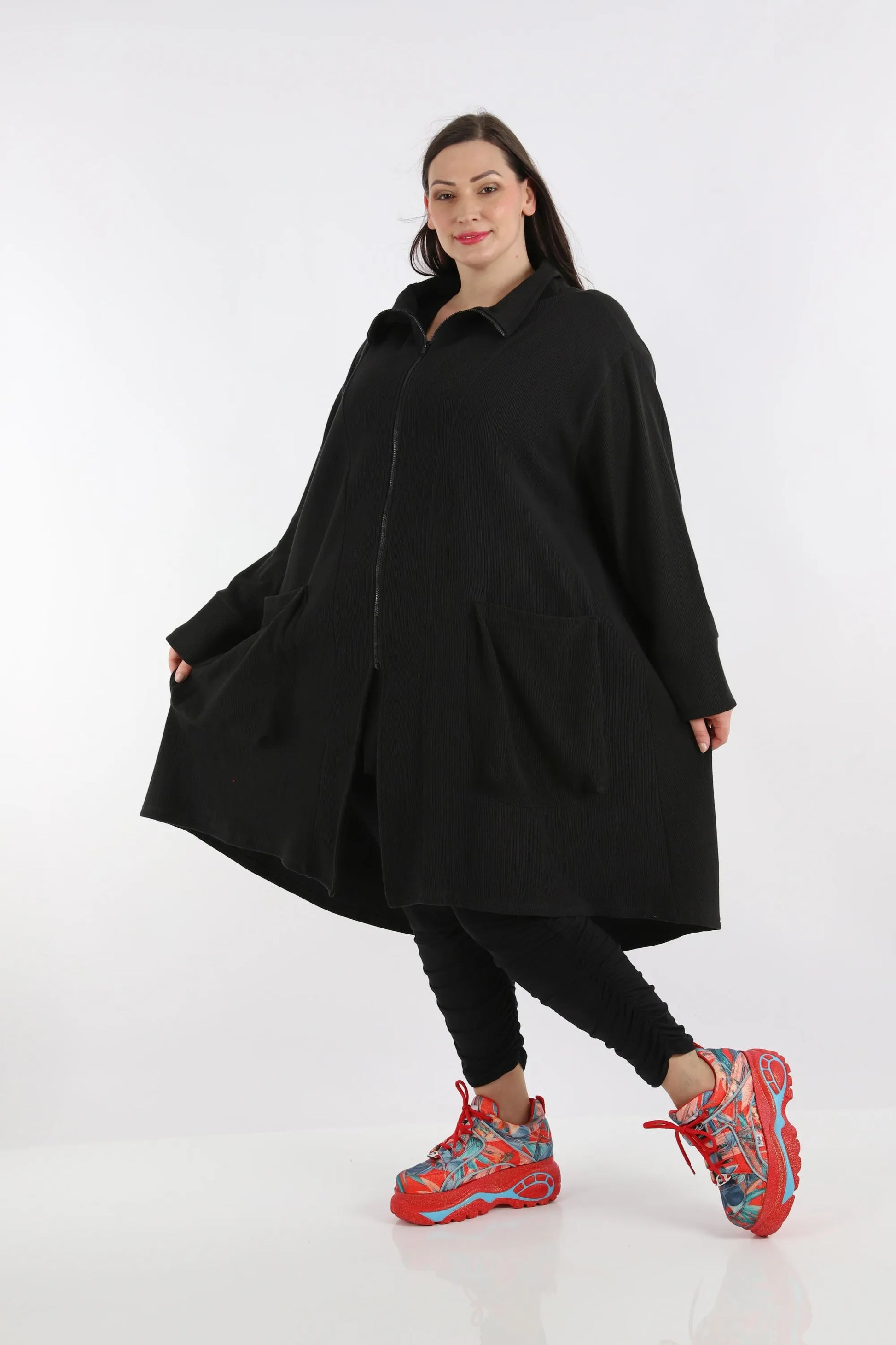  Stylischer Lagenlook-Mantel in Schwarz mit großen Taschen und Reißverschluss für oversize Outfit