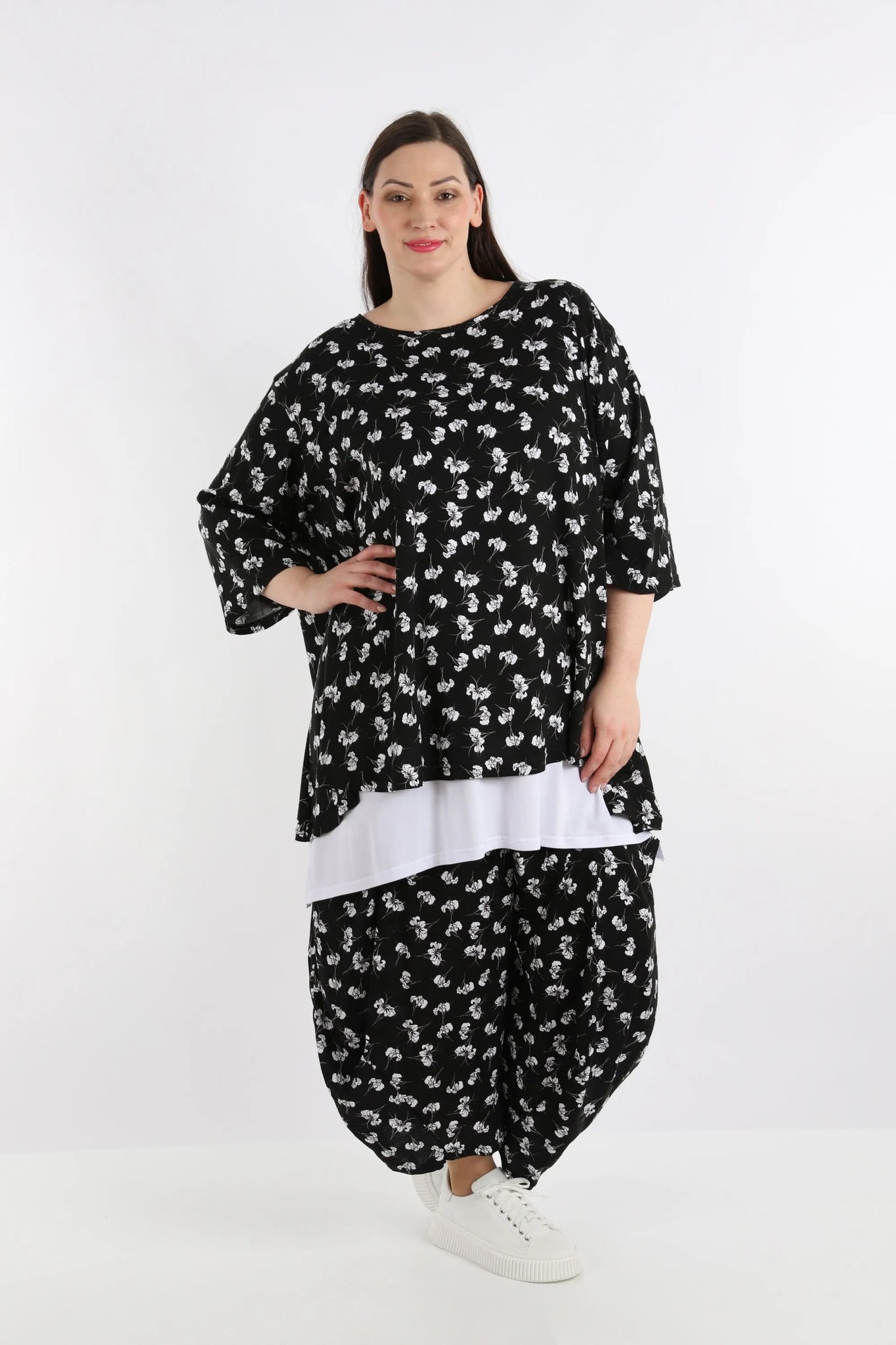  Luftige Ballonhose mit floralem Muster in Schwarz-Weiß für stilvolle Plus Size Looks