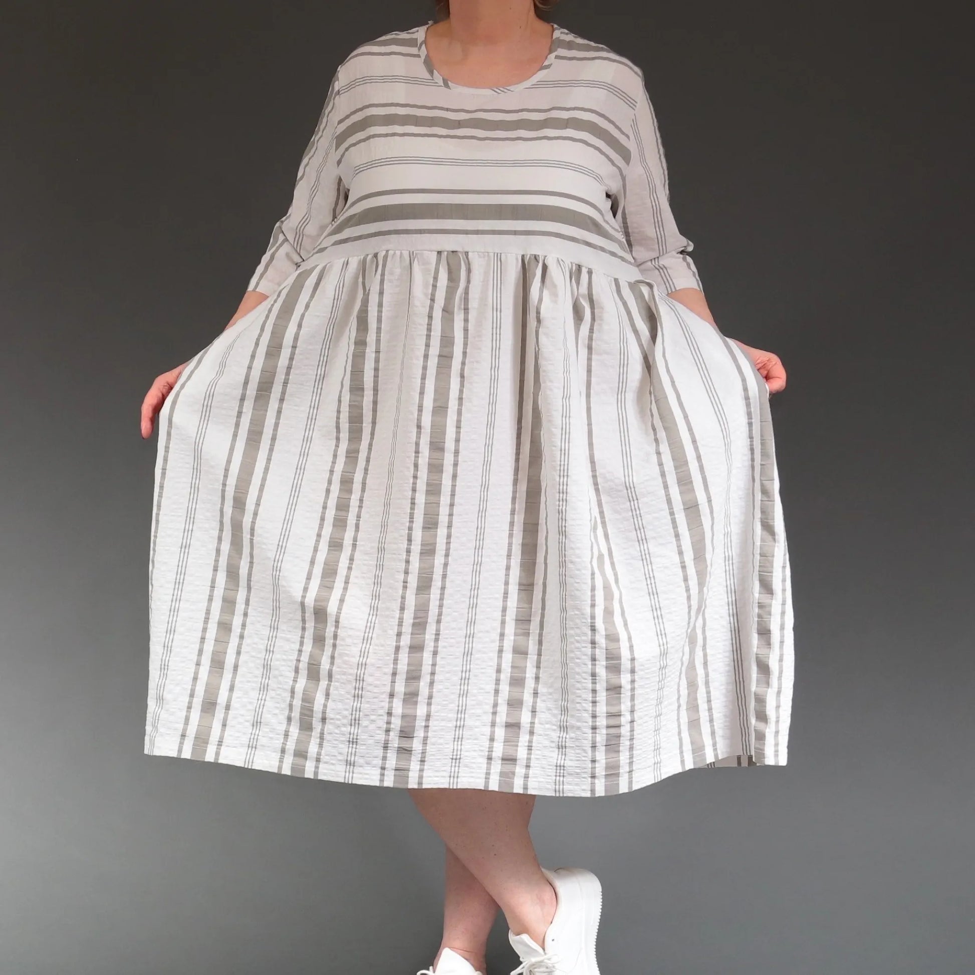  Ballonkleid mit 3/4-Ärmeln in Weiß mit frischem Kiwi-Streifen für Plus Size-Mode