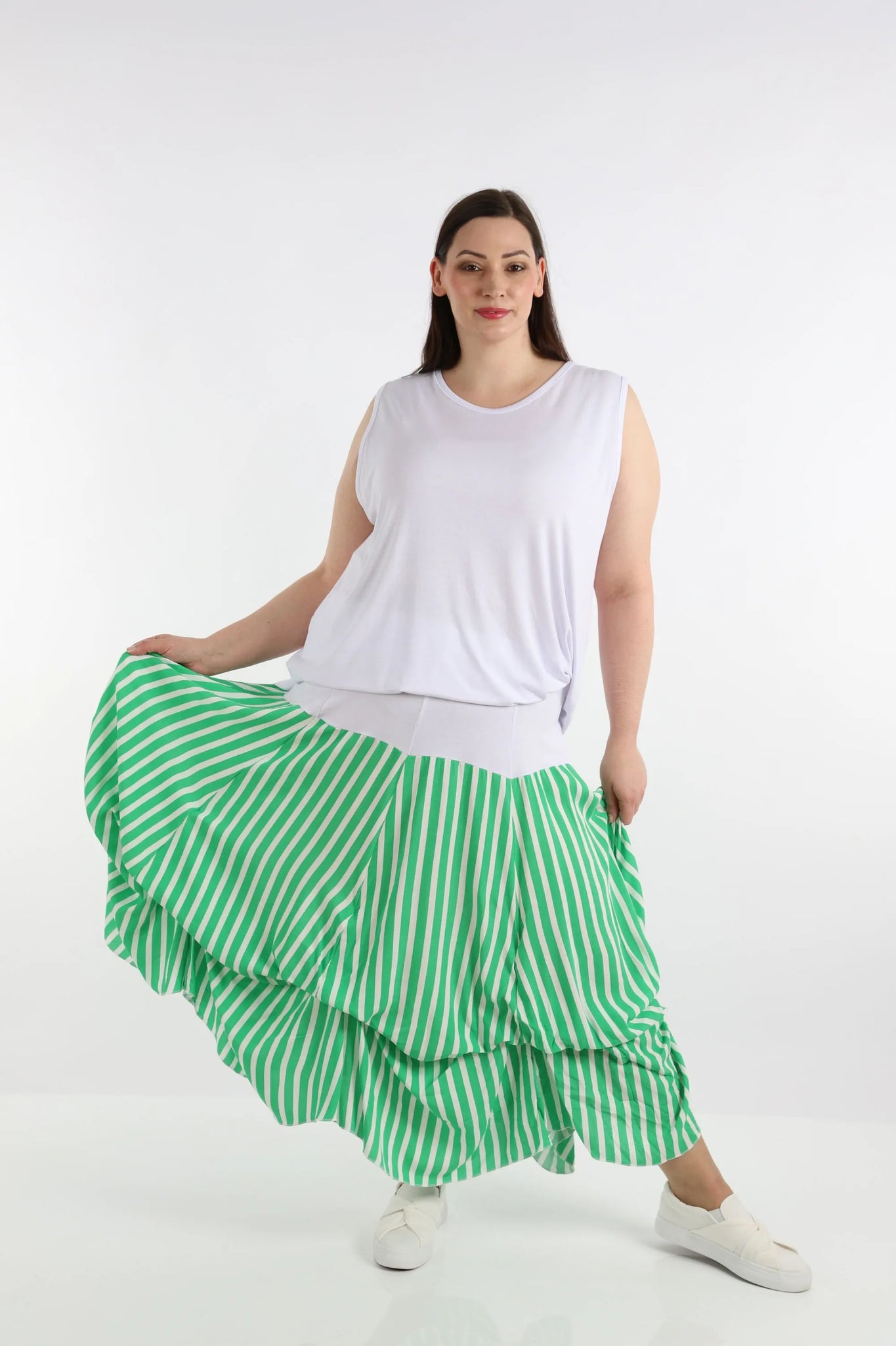  Stylischer Ballonrock mit Blockstreifen in Grau und Weiß, leichter Kreppstoff, Plus Size Schnitt