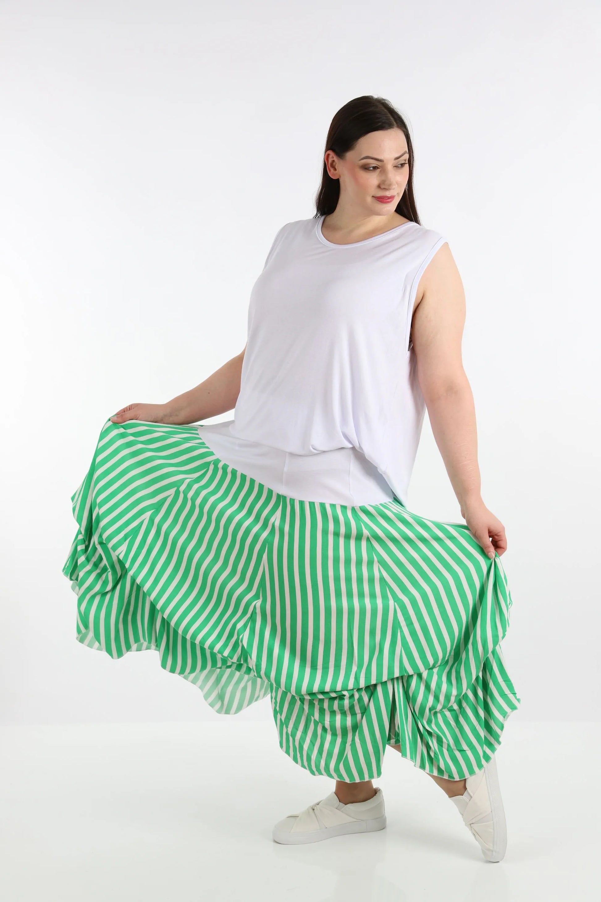  Stylischer Ballonrock mit Blockstreifen in Grau und Weiß, leichter Kreppstoff, Plus Size Schnitt