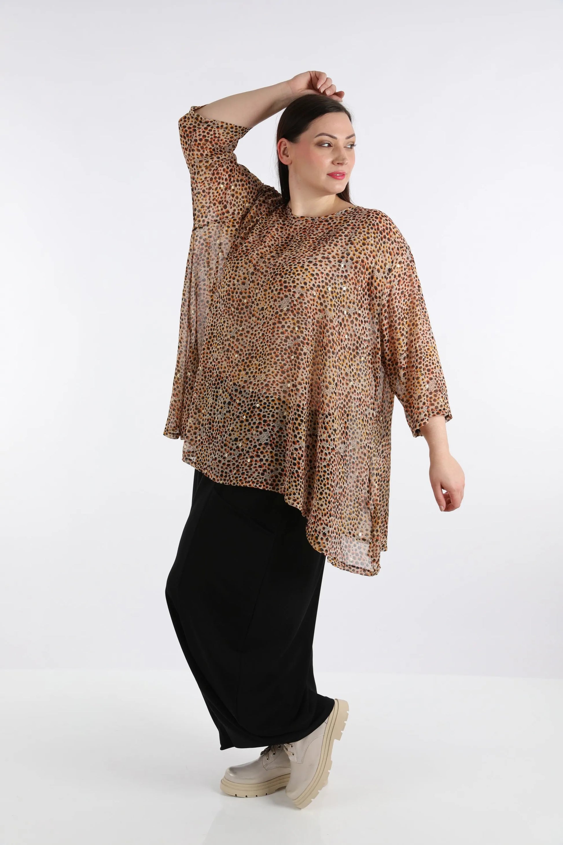  Oversized A-Form Shirt aus luftigem Chiffon mit elegantem Rundhalsausschnitt und Animal-Print in Cognac