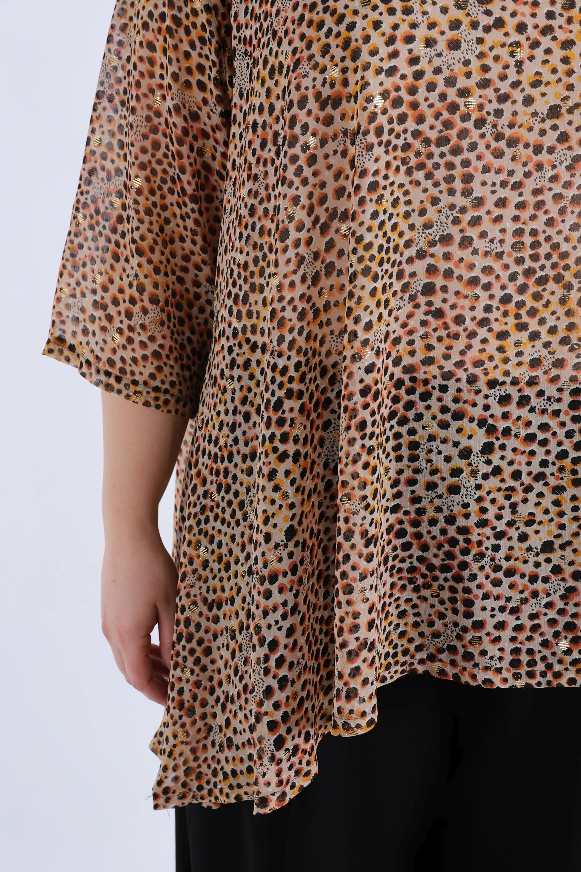  Oversized A-Form Shirt aus luftigem Chiffon mit elegantem Rundhalsausschnitt und Animal-Print in Cognac