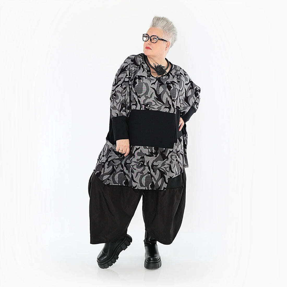  AKH Premium Bigshirt in asymmetrischer Form, aus Viskose, P1012.7143, Grau/Schwarz, Wellen