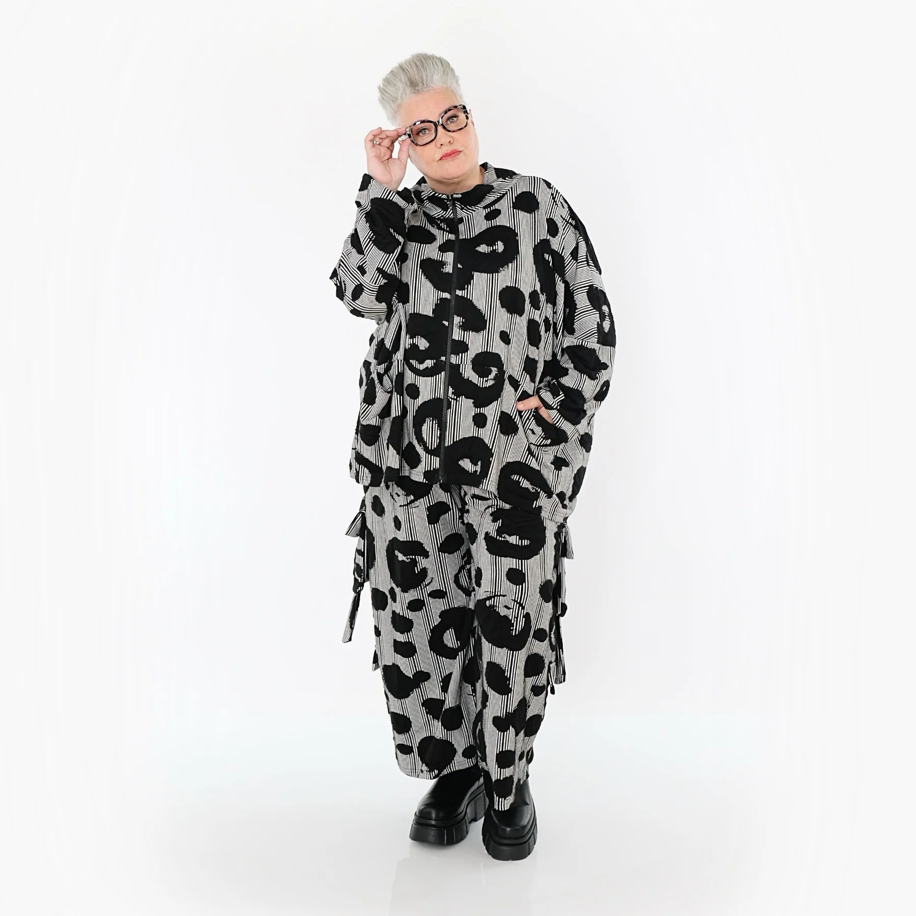  AKH Premium Jacke in kastiger Form, aus Viskose, P1013.7104, Schwarz/Weiß, Streifen