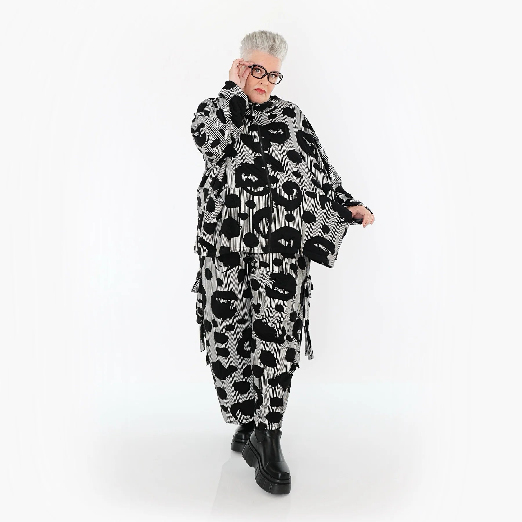  AKH Premium Jacke in kastiger Form, aus Viskose, P1013.7104, Schwarz/Weiß, Streifen