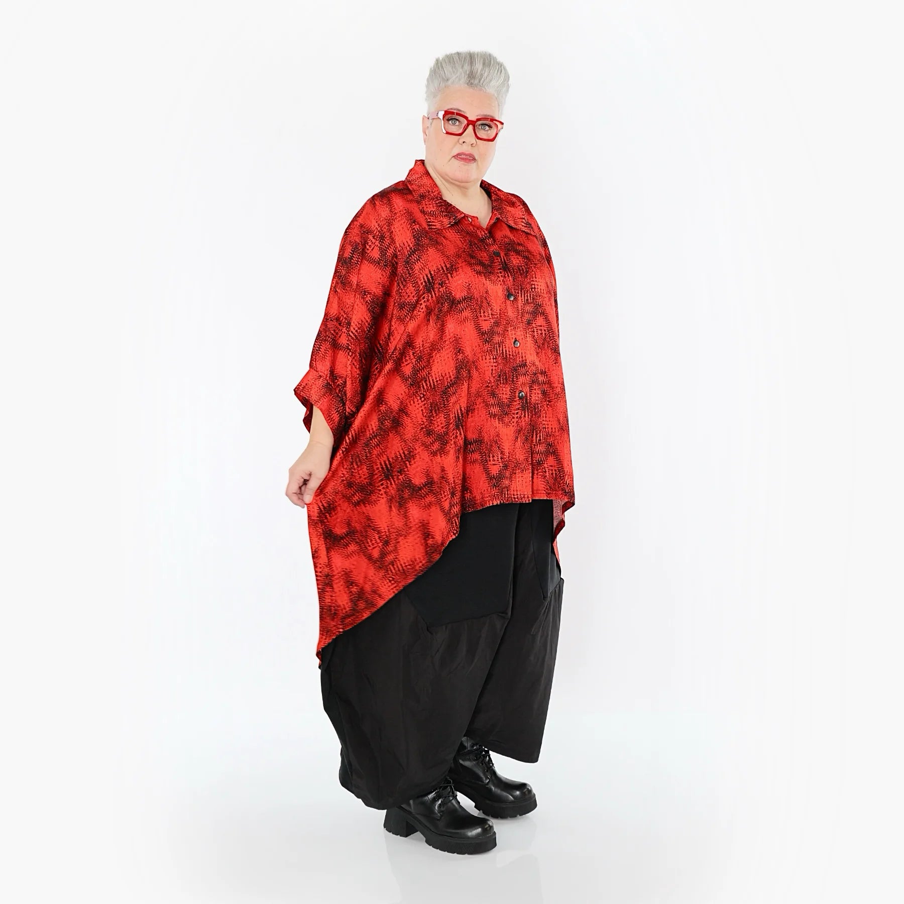 AKH Premium Bluse in Vokuhila-Form, aus Viskose, P1015.7146, Rot/Schwarz, Grafik, Schick