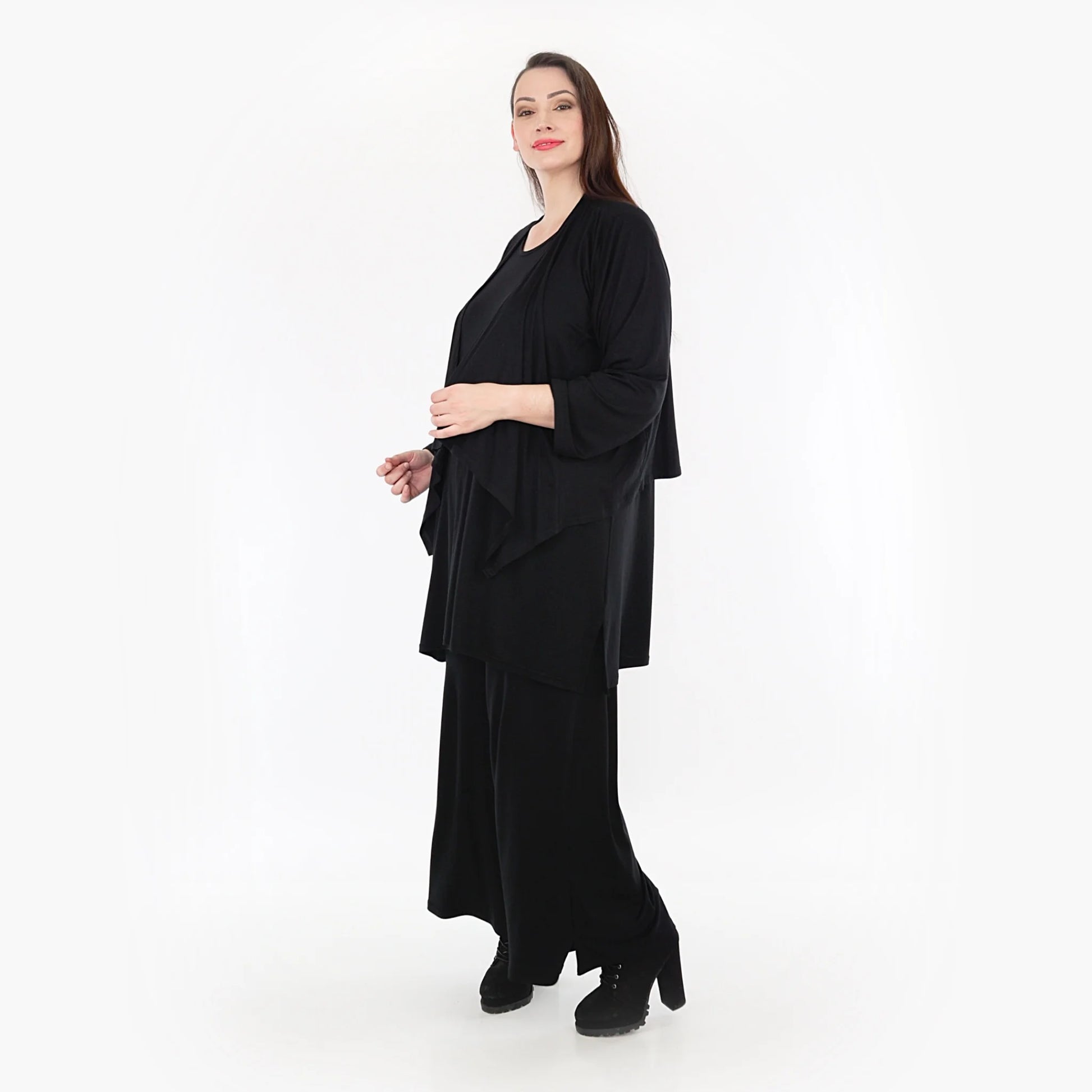  Zipfeljacke in Schwarz – lässiger Look aus leichtem Jersey mit optimalem Tragekomfort für Plus Size