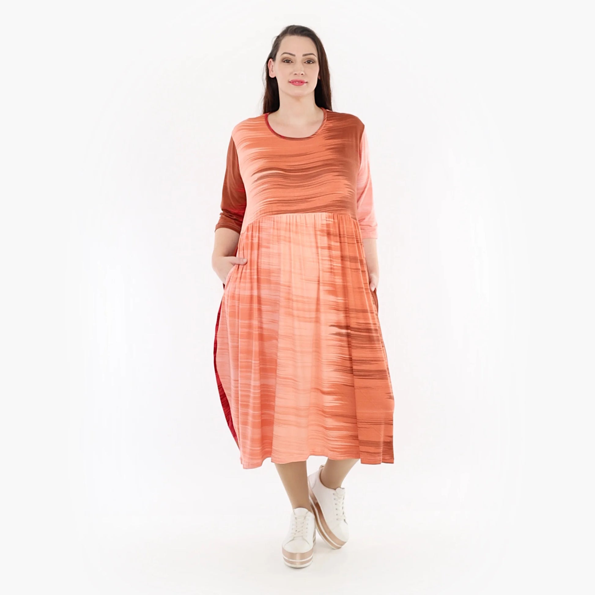  Ballonkleid in lebhaftem Batik-Design in Koralle-Orange aus leichtem Viskosemix für Komfort