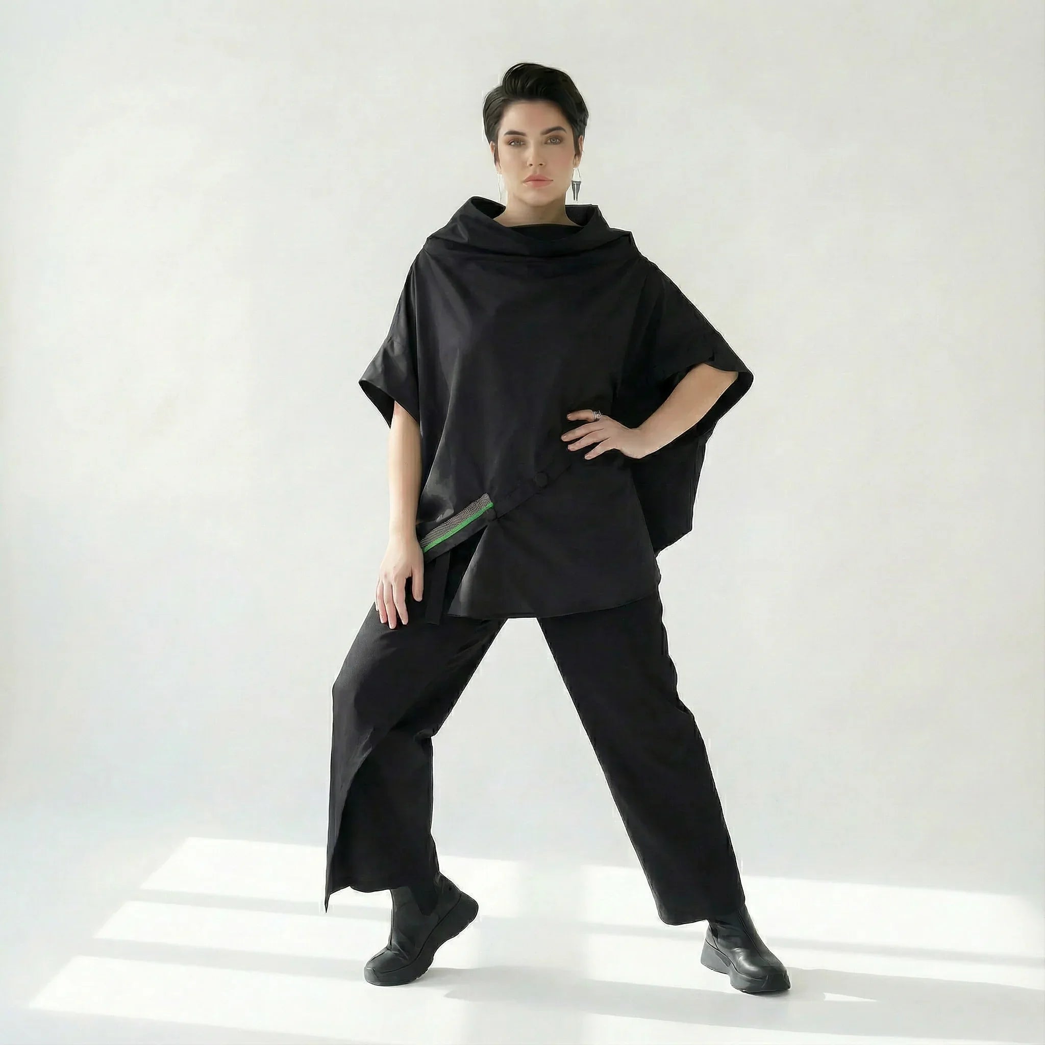 Caraclan Damen Oversize-Bluse Schwarz mit Knopfleiste & grünem Akzent – EU 38/44 bis EU 44/50