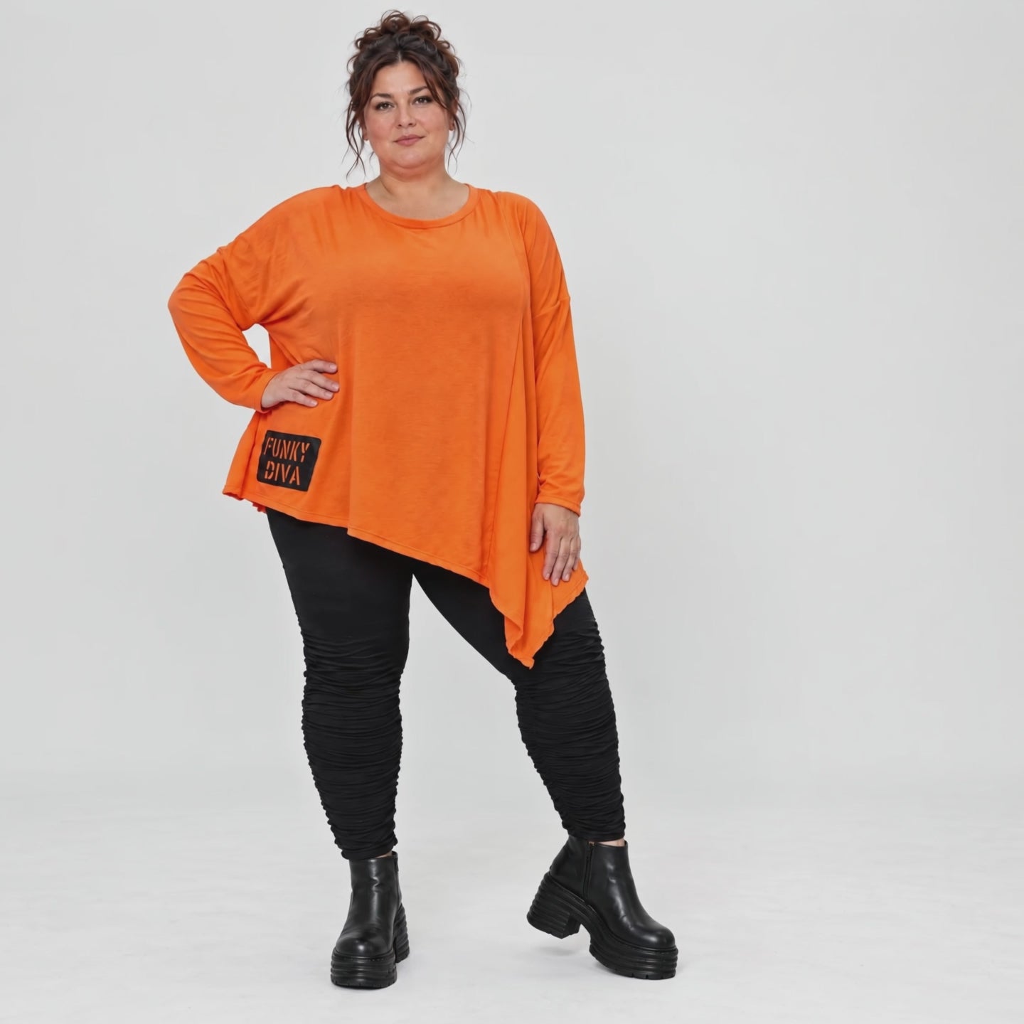 Orange Langarmshirt aus weichem Stretchjersey mit asymmetrischem Schnitt und Zipfelsaum