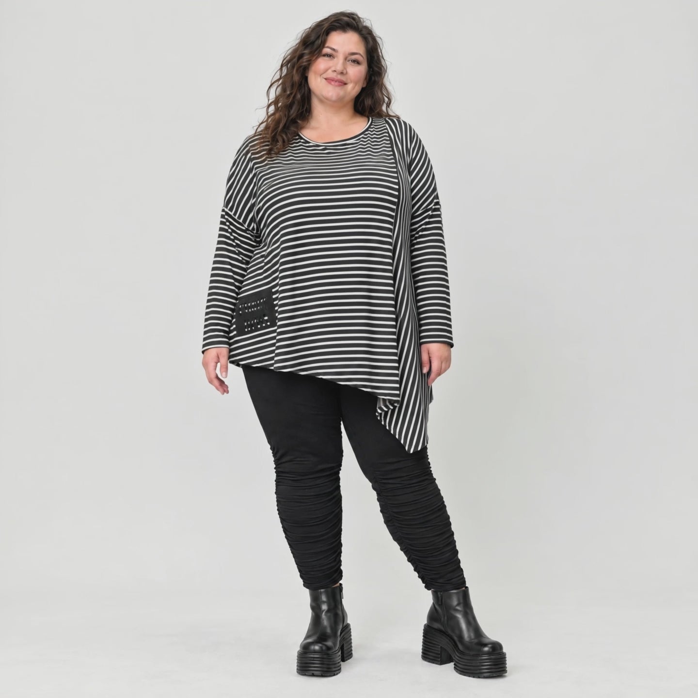 Langarmshirt in Schwarz/Weiß mit Zipfelsaum aus warmem Stretchjersey Made in Italy