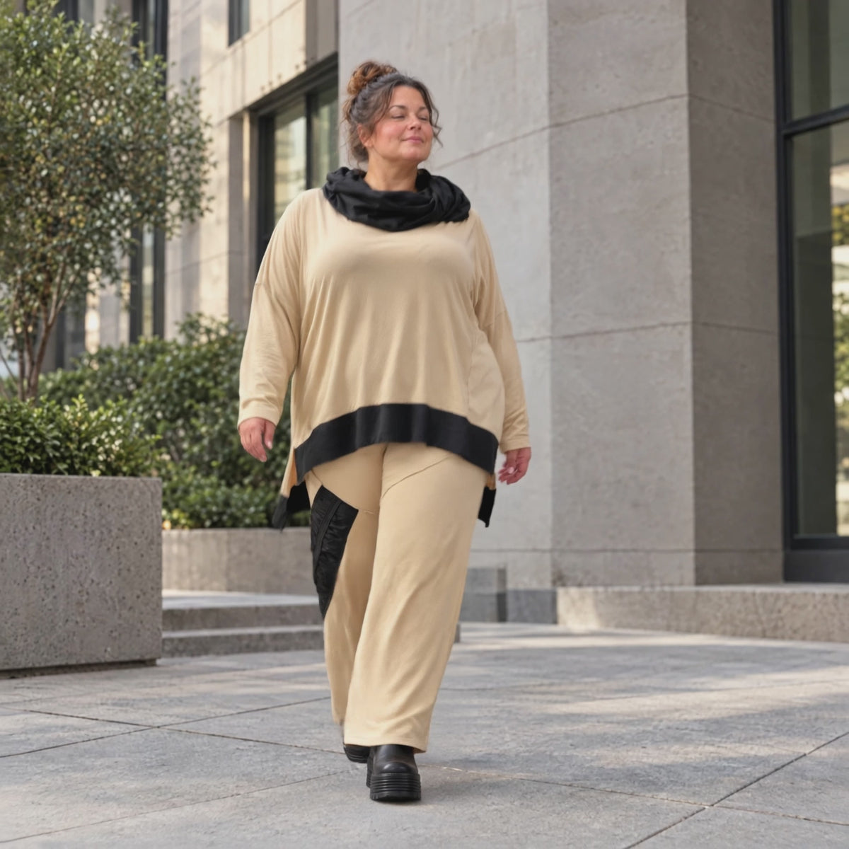 Jerseyhose mit geradem Bein und Dehnbund mit Taftdetails und dekorativer Overlocknaht