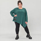 Langarmshirt in Dunkelgrün mit asymmetrischem Zipfelsaum aus feinem weichem Stretchjersey