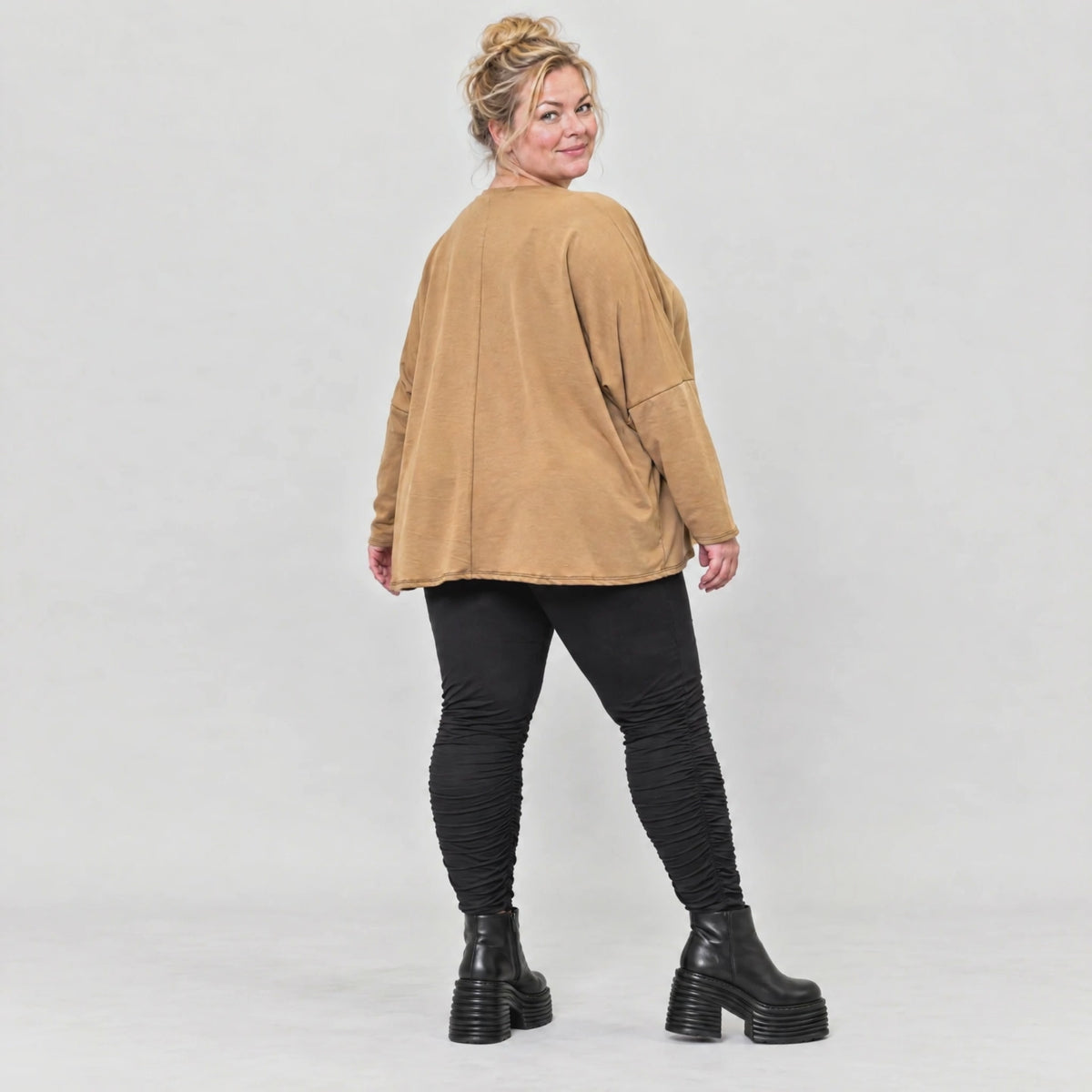Langarmshirt in Camel aus weichem Stretchjersey mit V-Ausschnitt und kastiger Silhouette