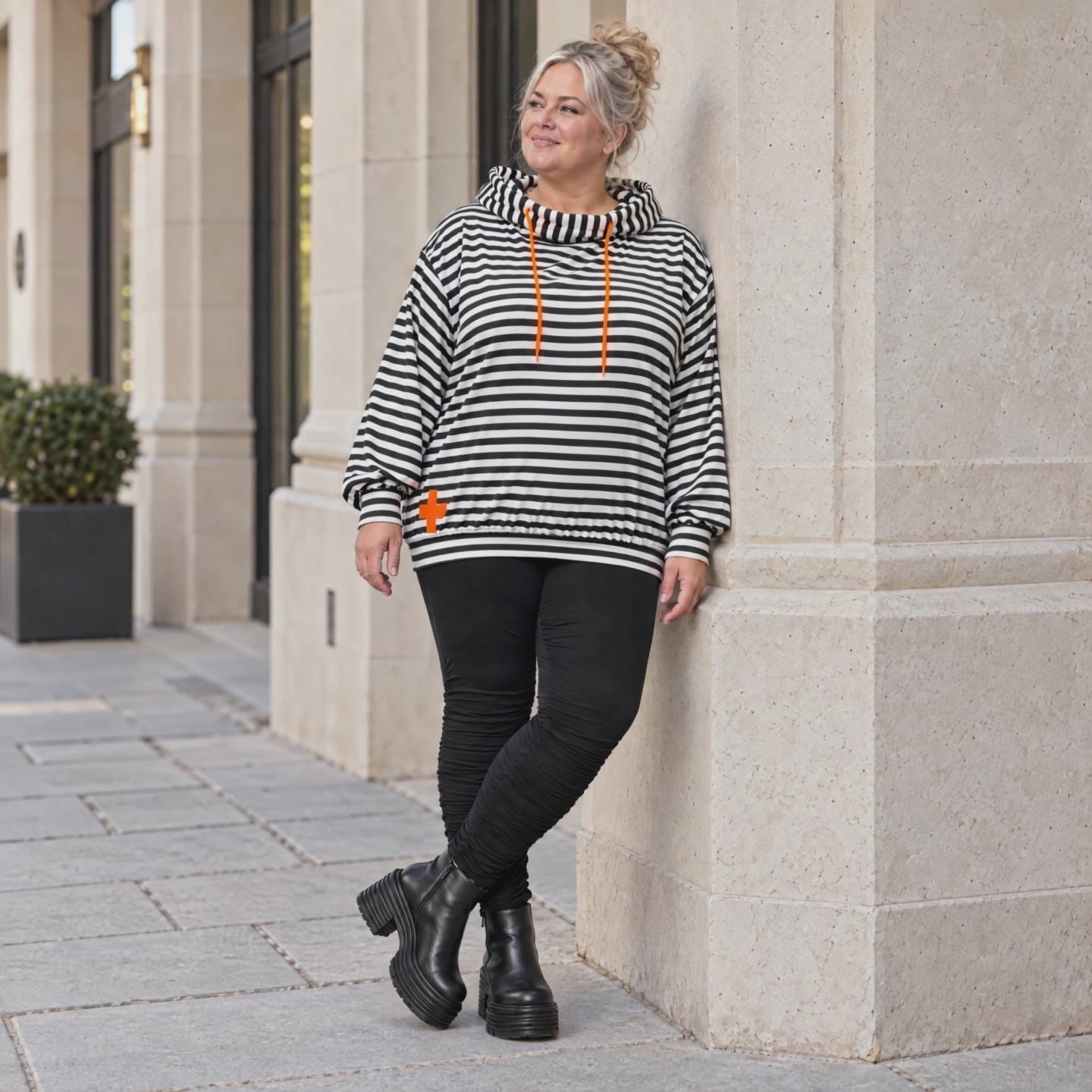 Gestreifter Kapuzenpullover in Orange/Schwarz/Weiß aus weichem Stretchjersey Italien