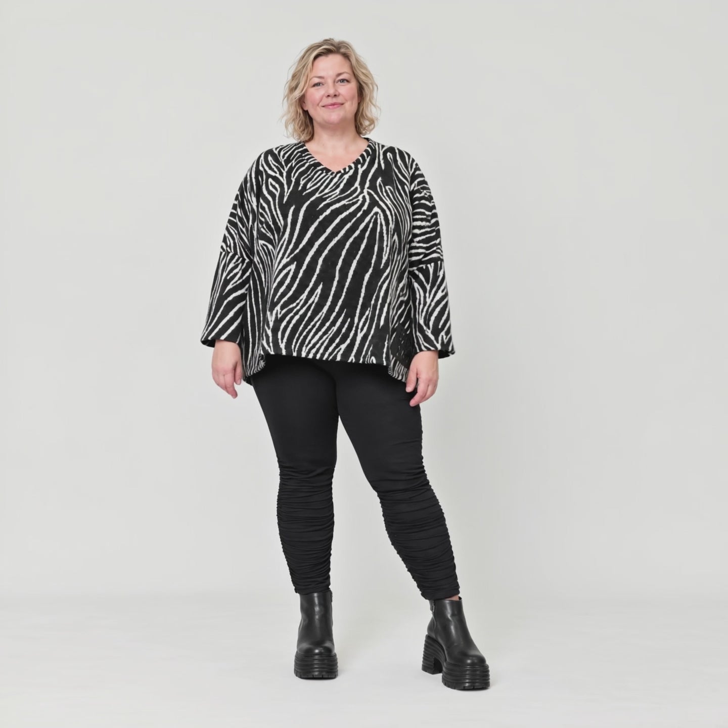 Flauschiges Feinstrickshirt aus Italien mit V-Ausschnitt in Schwarz/Weiß gemustert