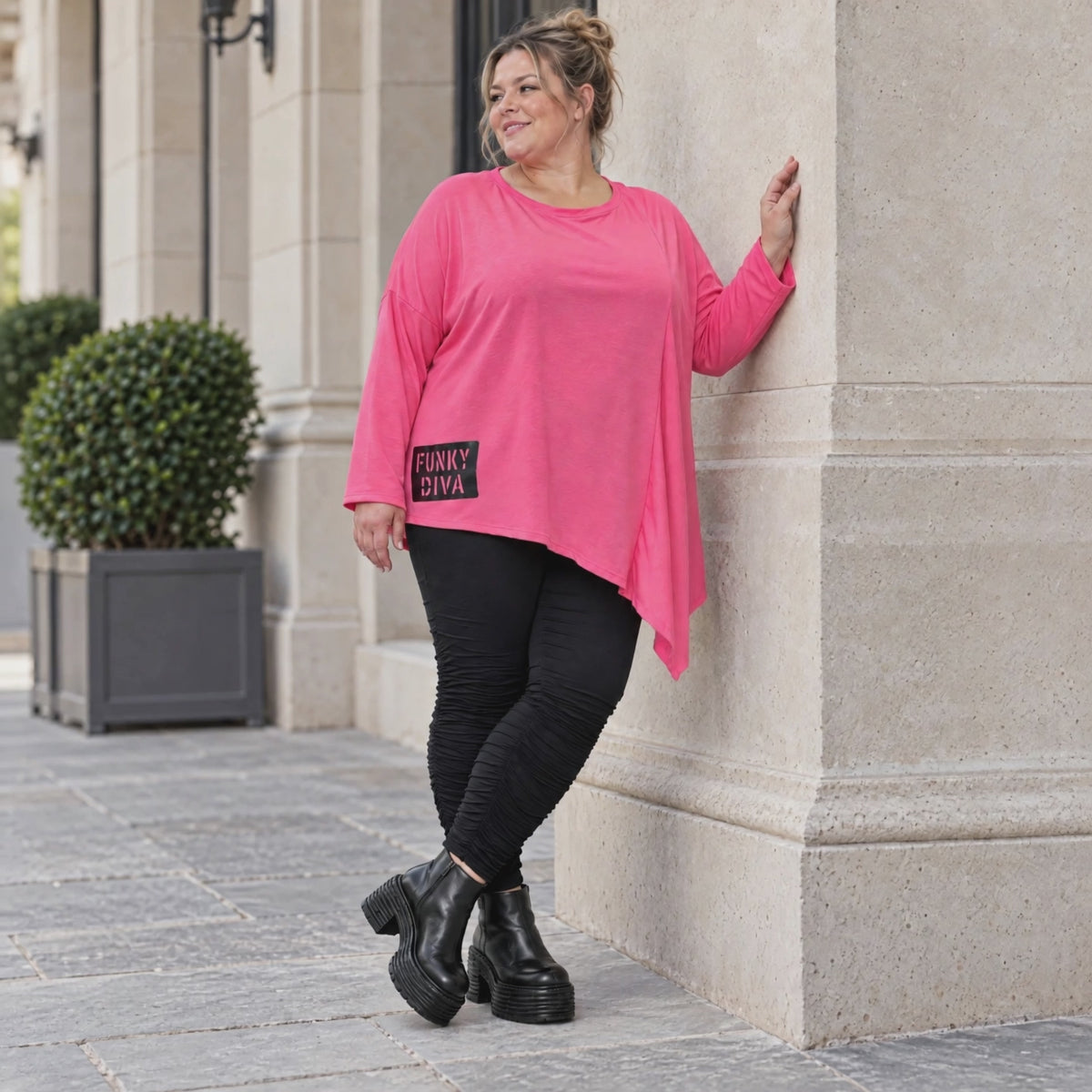 Langarmshirt in frischem Pink mit asymmetrischem Zipfelsaum aus weichem Stretchjersey