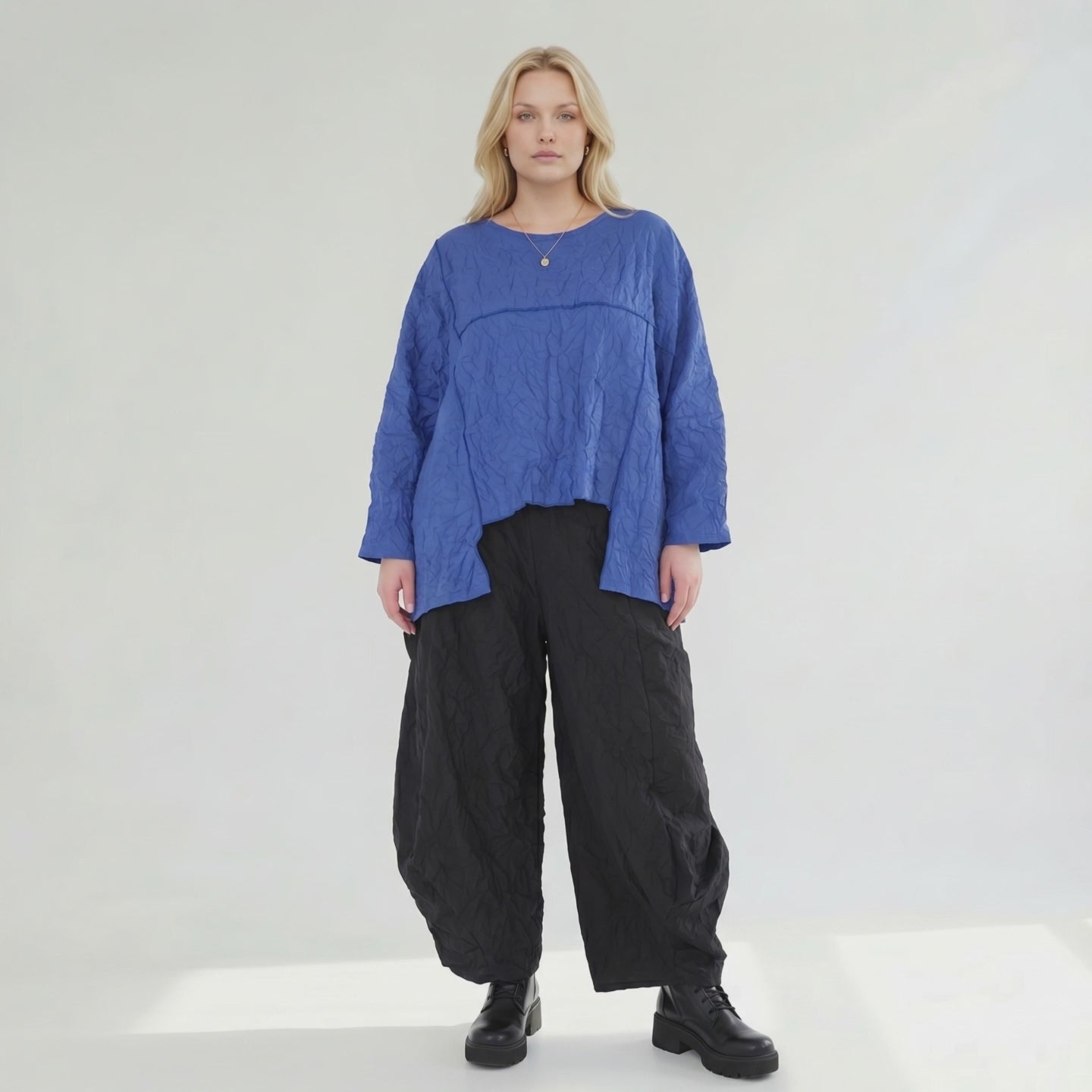 Lässiges Oversize Shirt im modernen Lagenlook mit crash Struktur und Overlockdetails, Royalblau