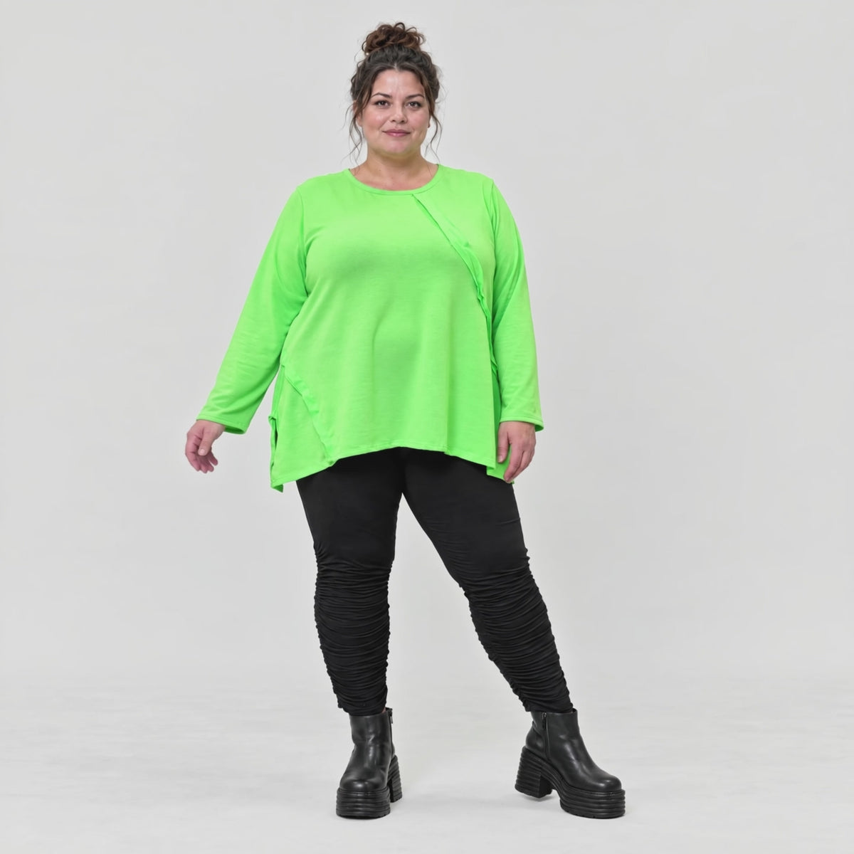 Langarmshirt in Grün aus feinem warmem Stretchjersey aus Italien mit fließender A-Linie