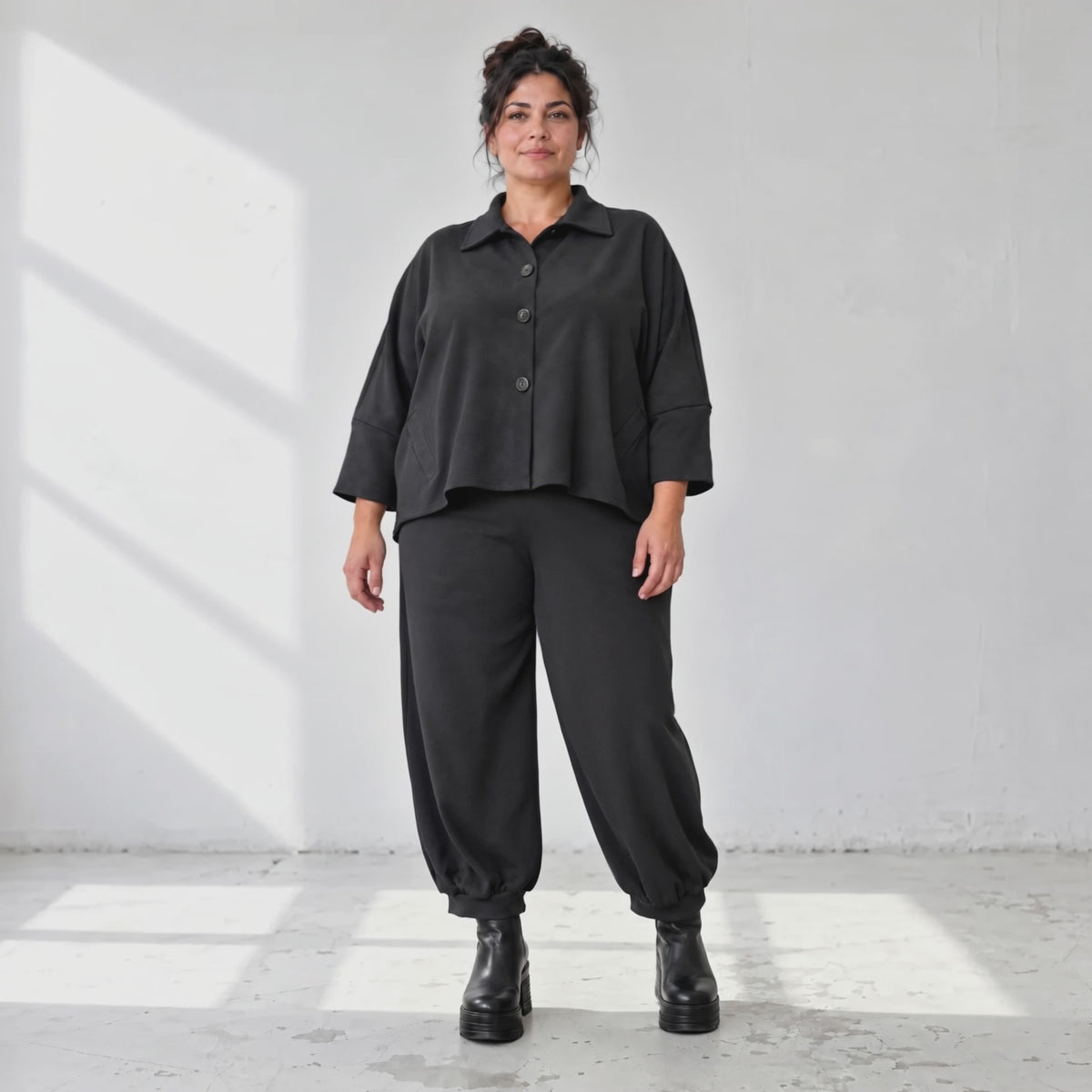 Schwarze Jeansjacke mit Stretch Hemdkragen Knopfleiste Seitentaschen und gerundetem Saum