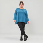 Blaues Langarmshirt aus warmem Stretchjersey in fließender A-Linie mit Rundhalsausschnitt