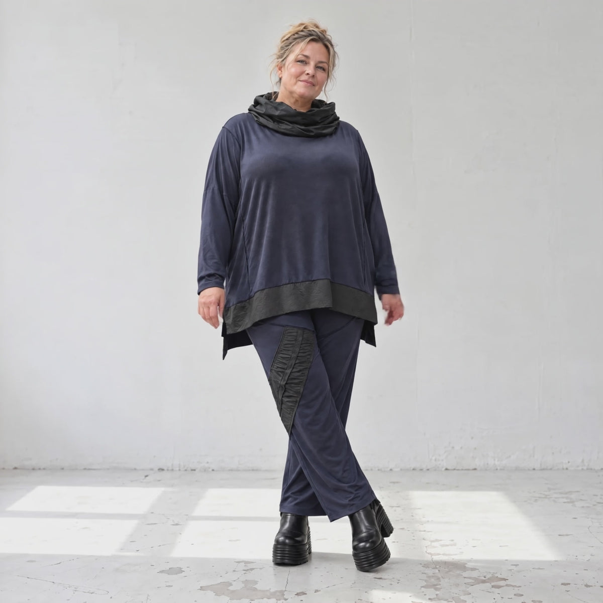 Rollkragenshirt aus Viskosejersey mit Elasthan und Seitenschlitzen hinten länger