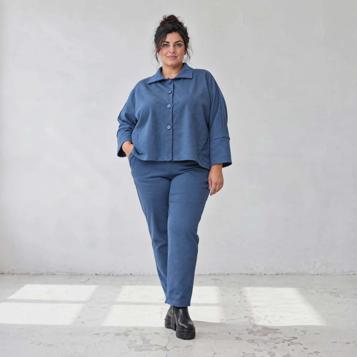 Karottenhose aus jeansblauem Stretchdenim mit Dehnbund in weicher Baumwollqualität