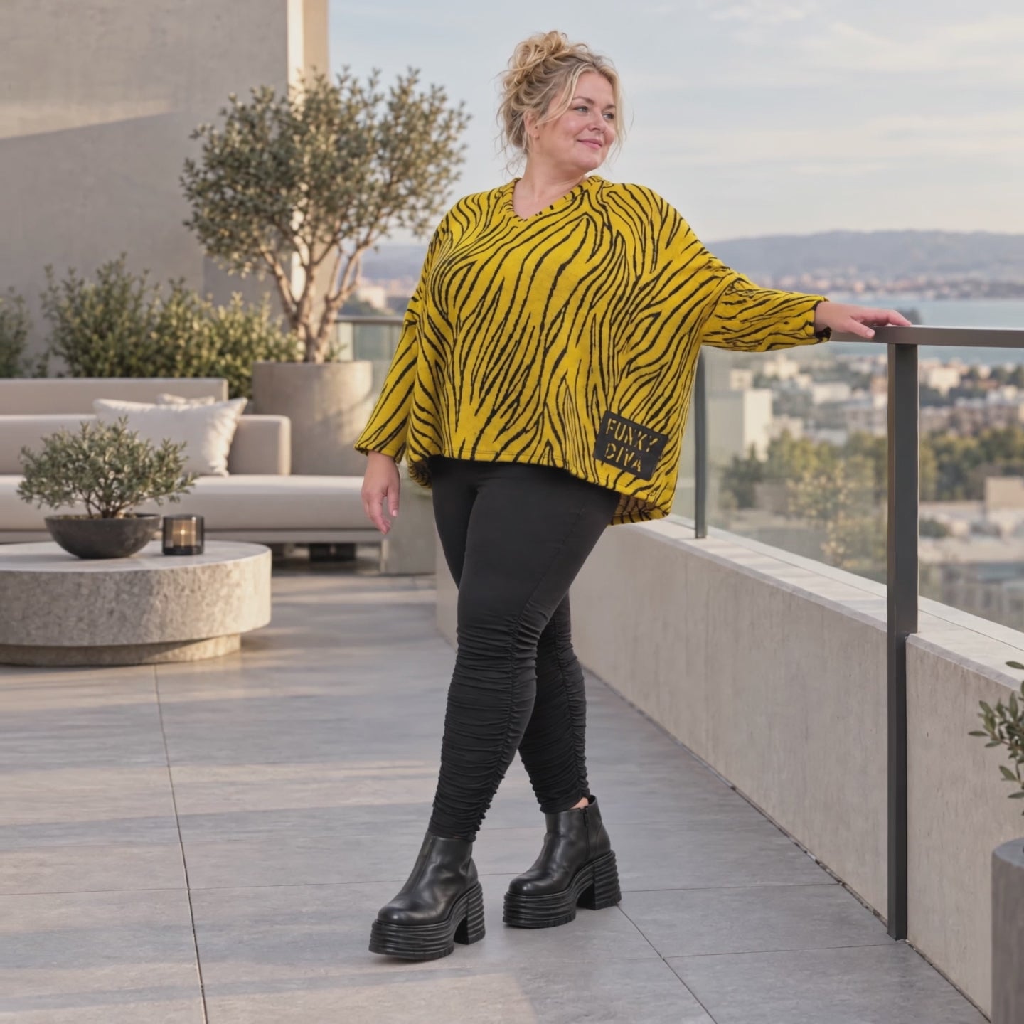 Kastiges Strickshirt mit Zebramuster in Gelb/Schwarz aus weichem flauschigem Feinstrick