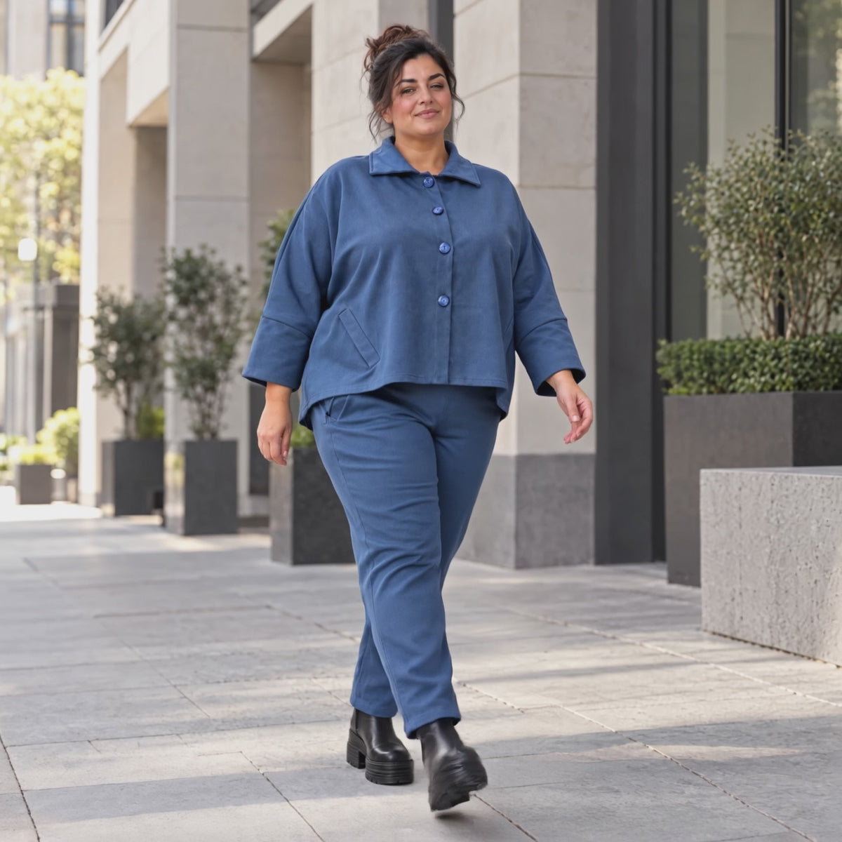 Karottenhose aus jeansblauem Stretchdenim mit Dehnbund in weicher Baumwollqualität