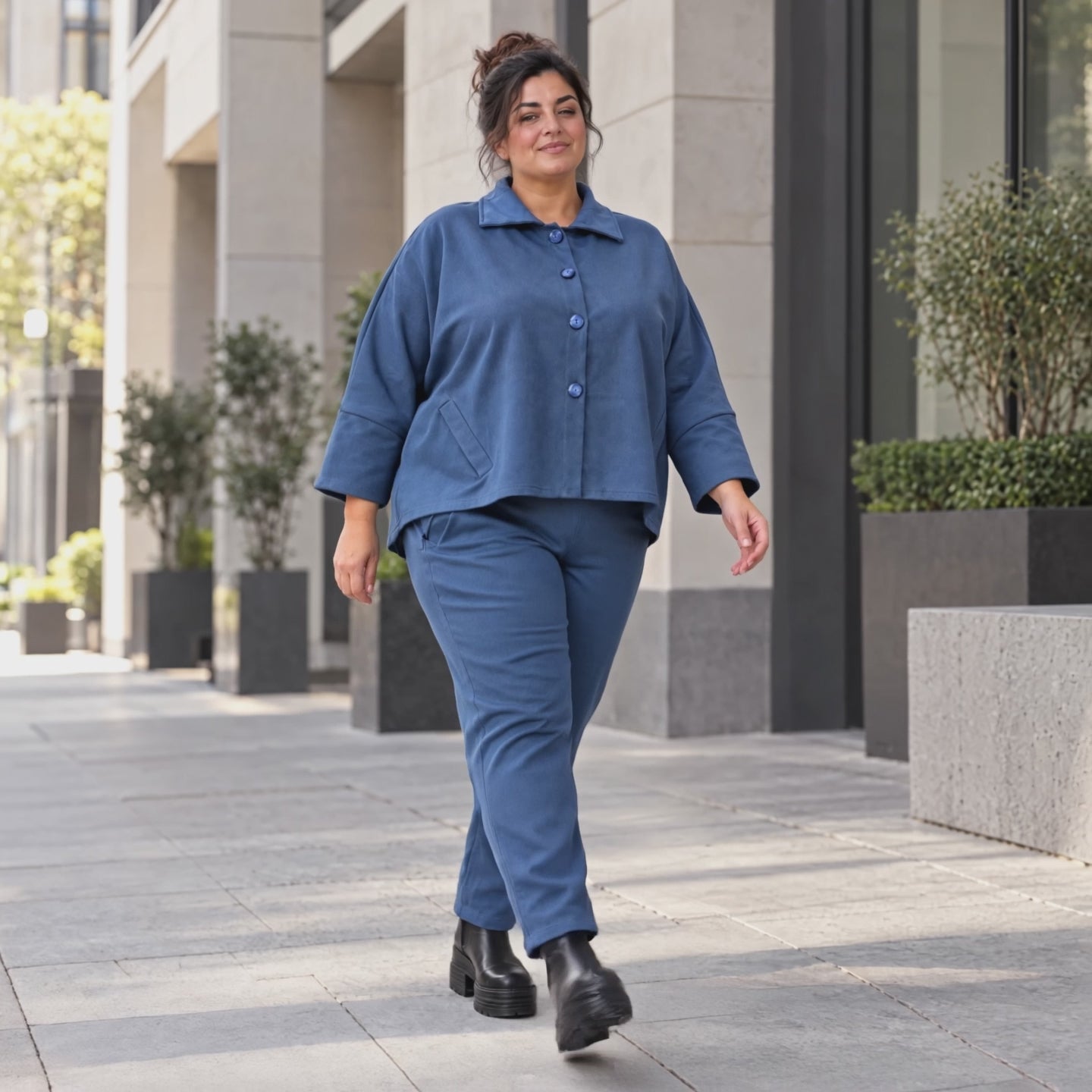 Karottenhose aus jeansblauem Stretchdenim mit Dehnbund in weicher Baumwollqualität
