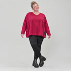 Rotes Langarmshirt aus weichem Stretchjersey mit V-Ausschnitt und kastiger Passform