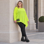 Langarmshirt in Neongelb mit asymmetrischem Zipfelsaum aus weichem Stretchjersey