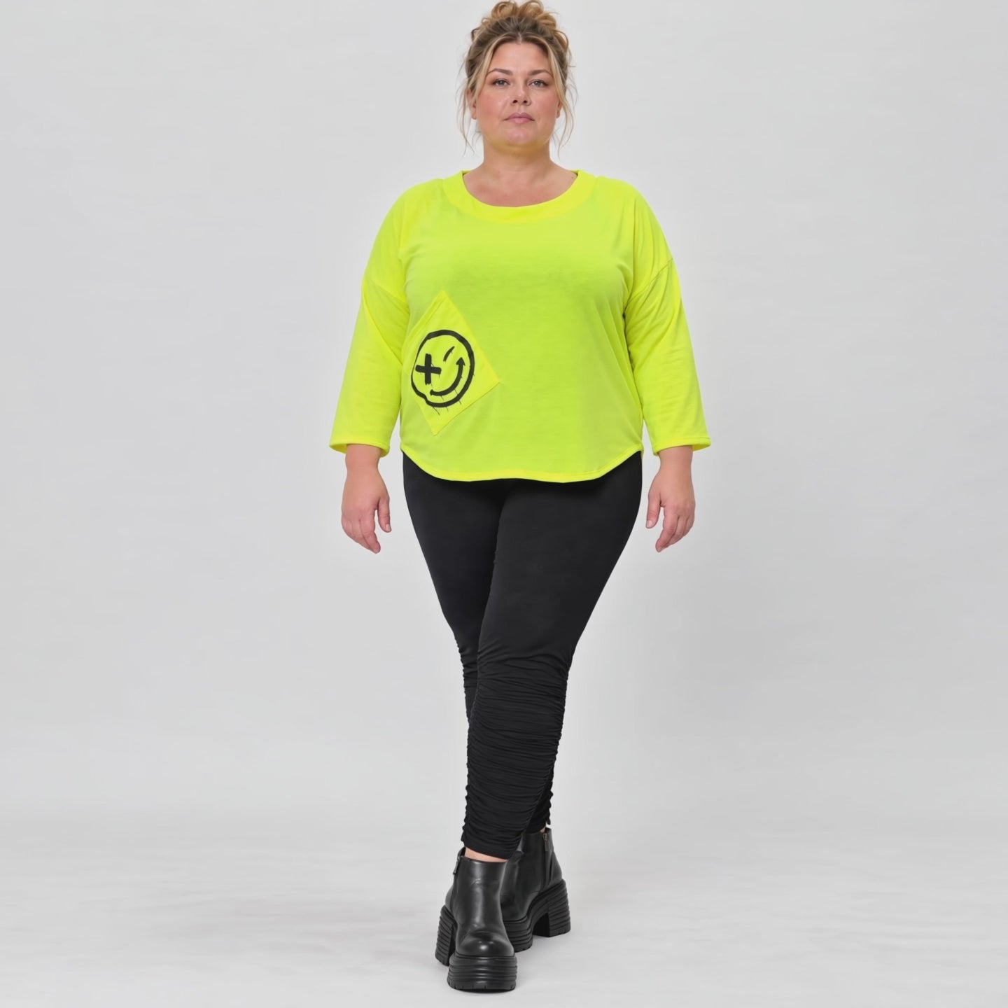 Neongelbes Shirt aus weichem Baumwolljersey mit Rundhalsausschnitt 7/8-Arm und Taschen