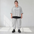 Graue Bluse aus weichem Ribbstoff mit Hemdkragen und gerundetem Saum für kalte Wintertage