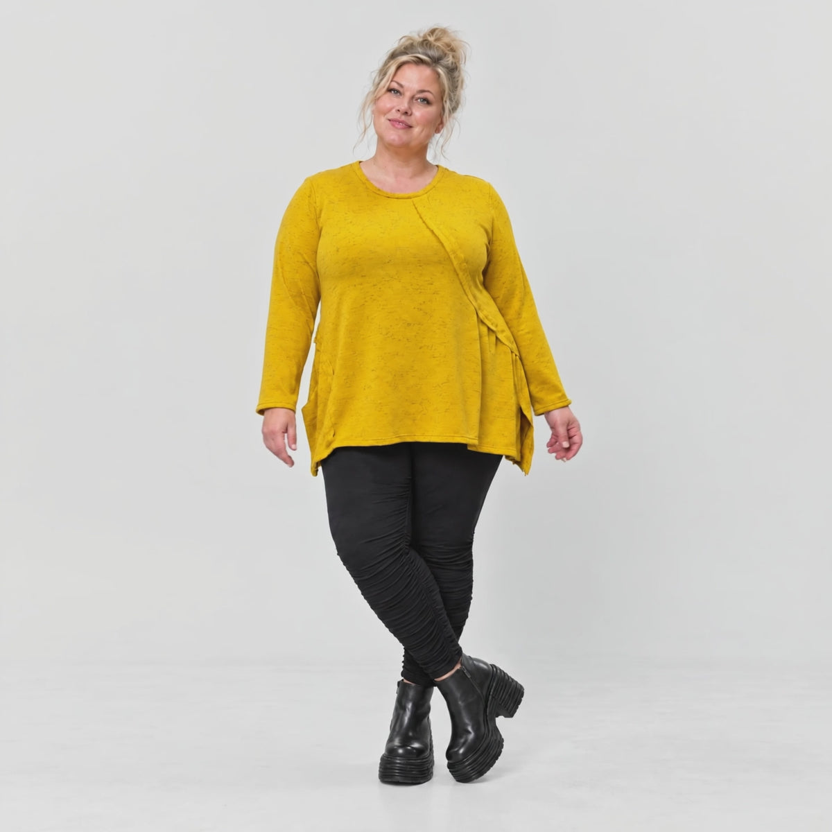 Gelbes Feinstrickshirt in A-Linie mit Reißverschluss am Ausschnitt und flauschigem Garn