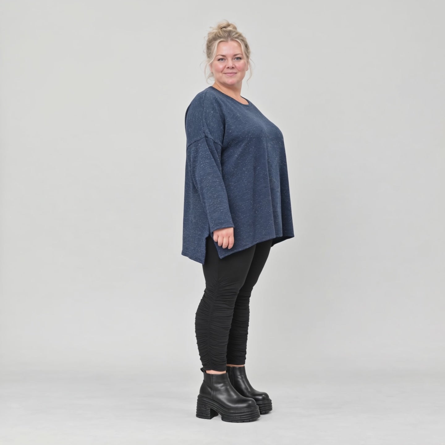 Langarmshirt aus flauschigem Feinstrick in Blau/Weiß mit A-Linie und Rundhalsausschnitt