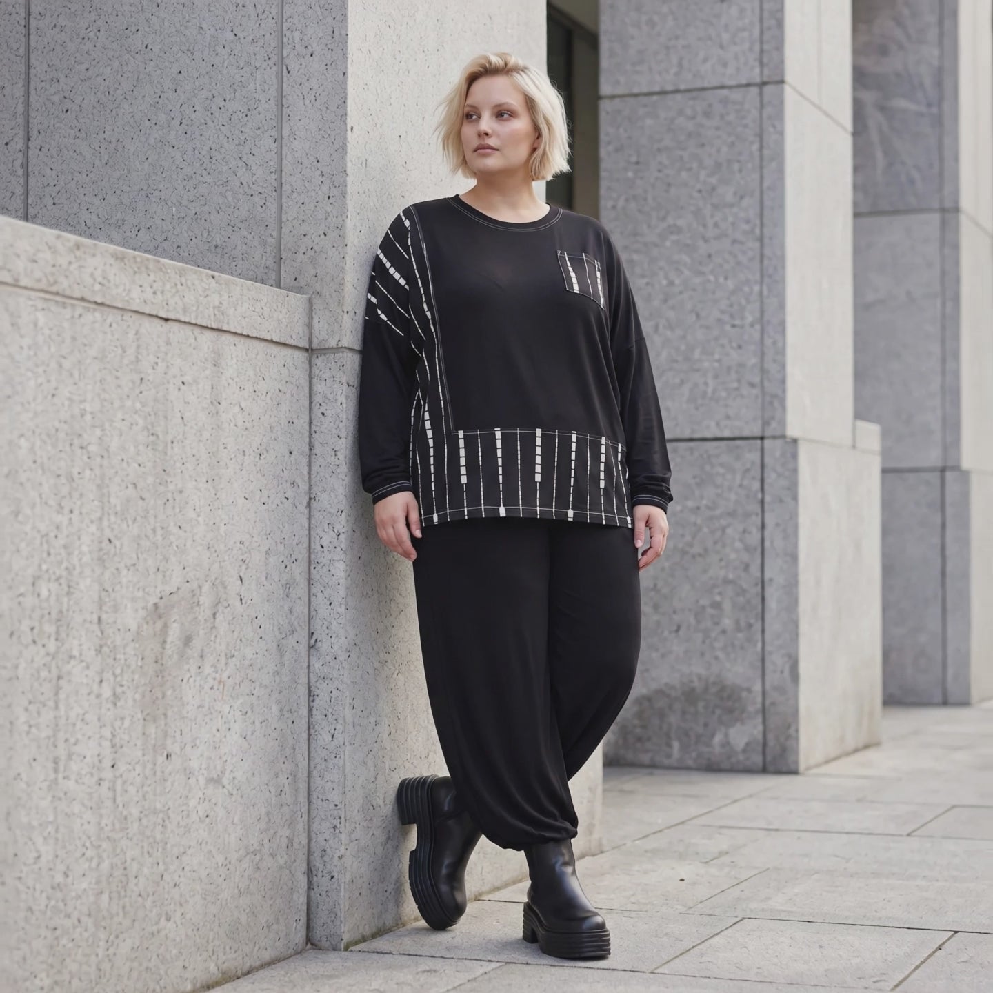 Schwarzes Basicshirt aus Viskosejersey mit Stretch und Brusttasche in geradem Schnitt
