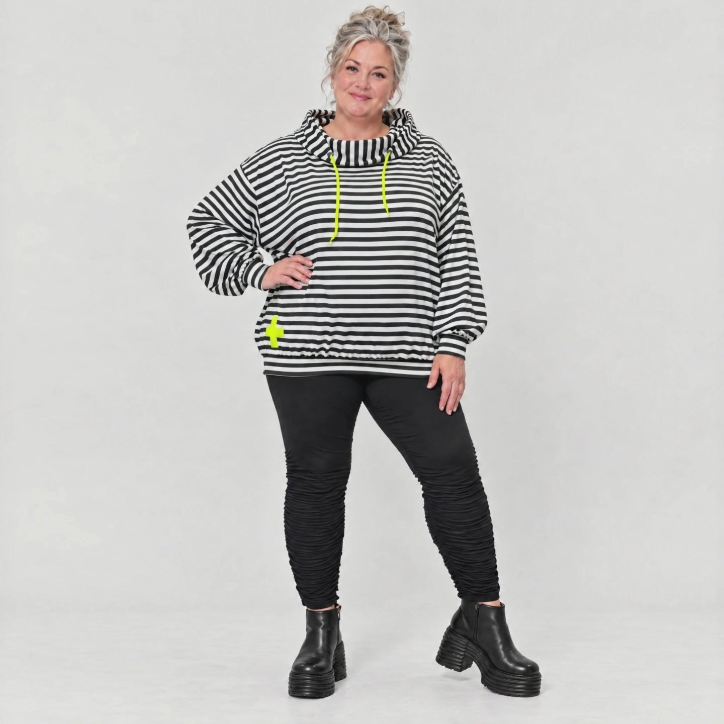 Kapuzenhoody aus Italien in Gelb/Schwarz/Weiß mit Streifendesign aus feinem Stretchjersey