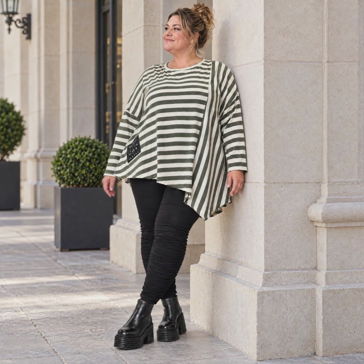 Langarmshirt in Creme/Dunkelgrün mit asymmetrischem Zipfelsaum aus weichem Stretchjersey