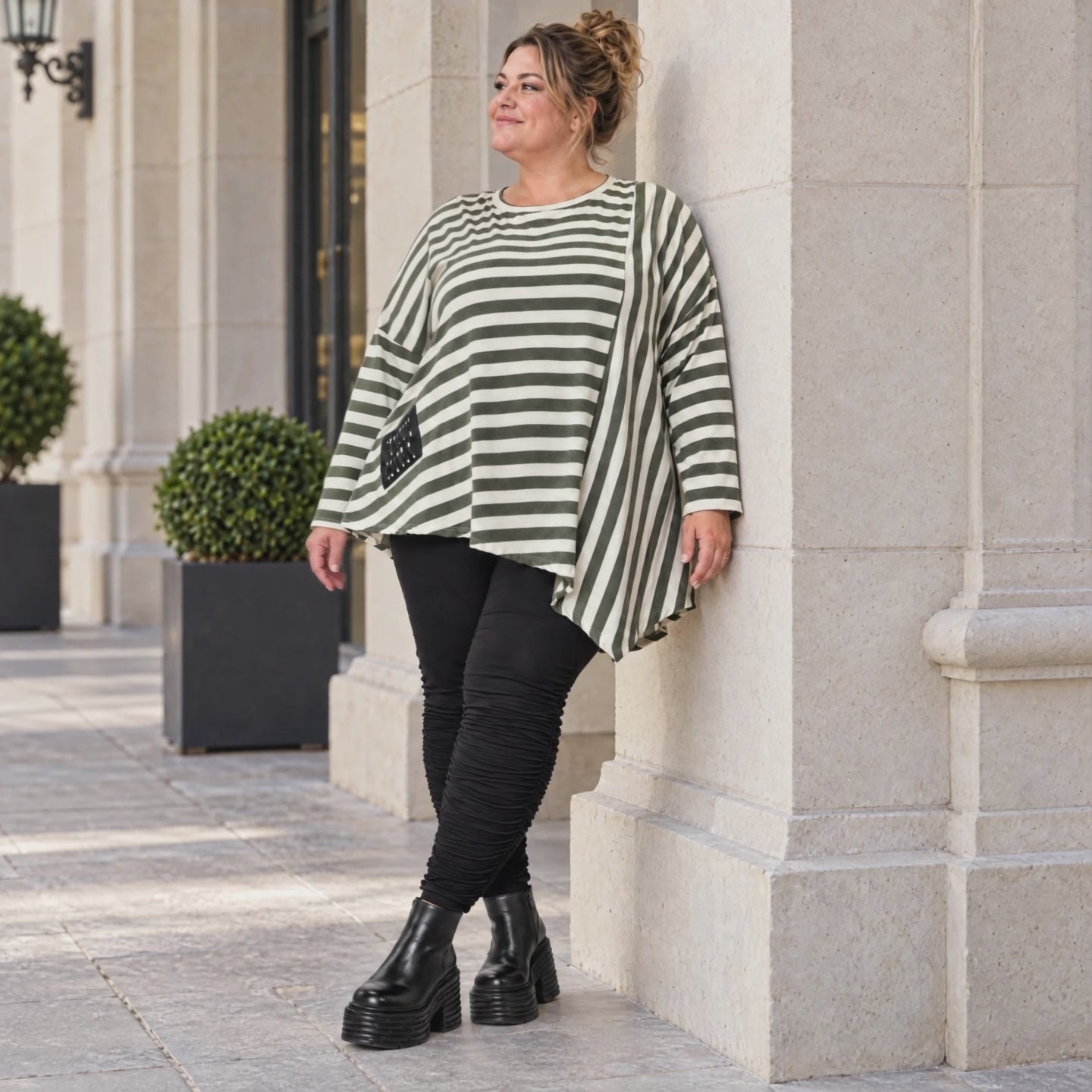 Langarmshirt in Creme/Dunkelgrün mit asymmetrischem Zipfelsaum aus weichem Stretchjersey