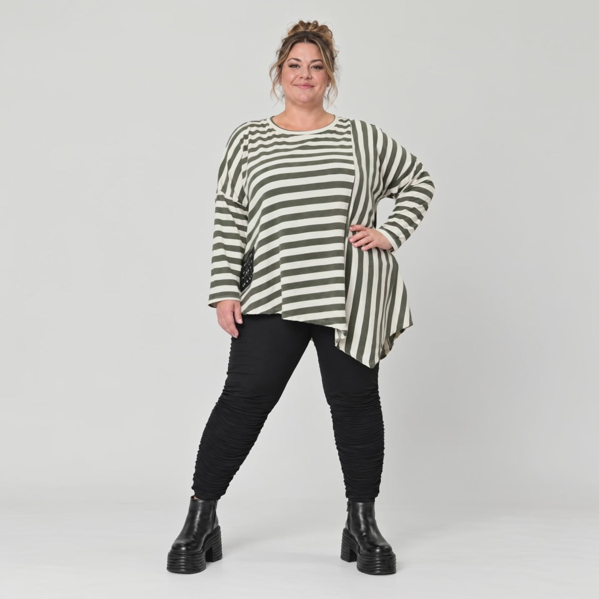 Langarmshirt in Creme/Dunkelgrün mit asymmetrischem Zipfelsaum aus weichem Stretchjersey