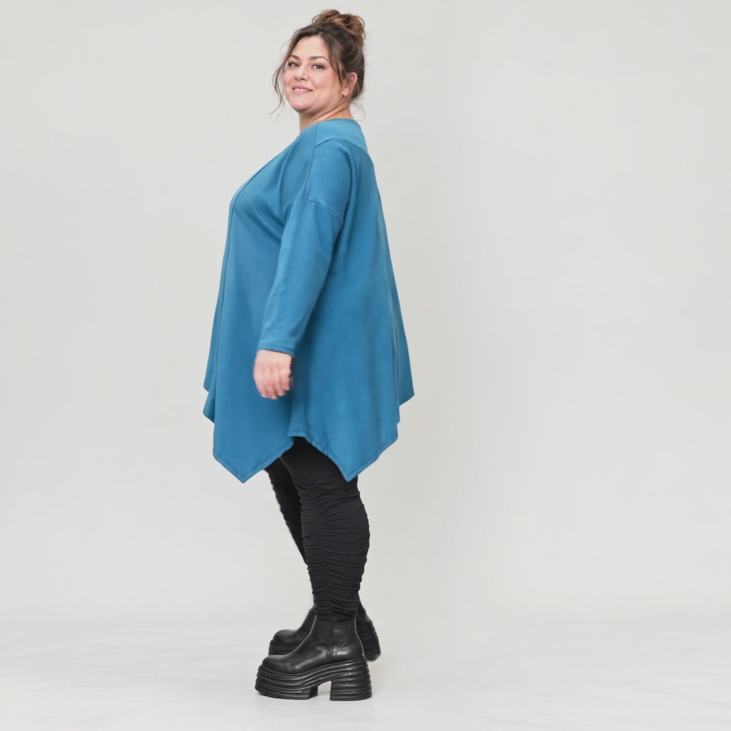 Blaues Langarmshirt mit asymmetrischem Zipfelsaum aus weichem Stretchjersey Made in Italy