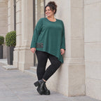 Langarmshirt in Dunkelgrün mit asymmetrischem Zipfelsaum aus feinem weichem Stretchjersey