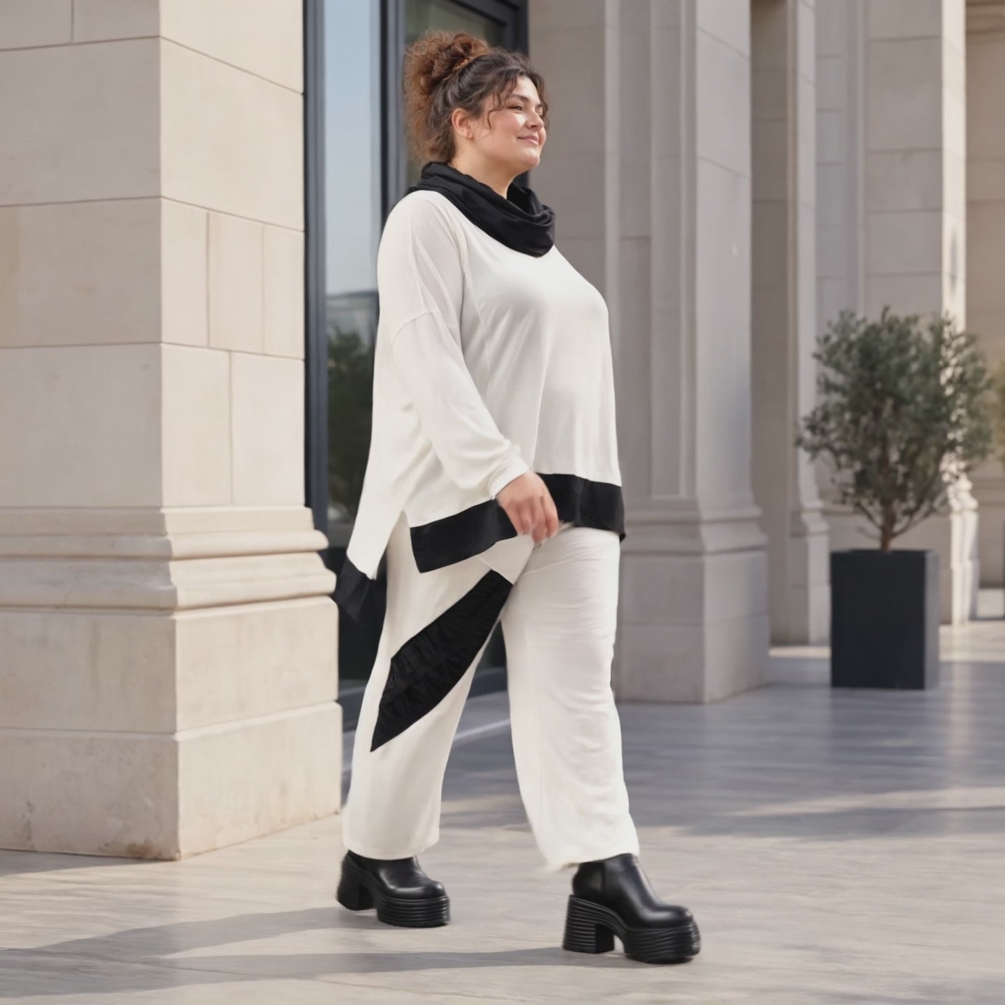 Rollkragenshirt aus fließendem Jersey mit Stretch Vokuhilaform mit seitlichen Schlitzen
