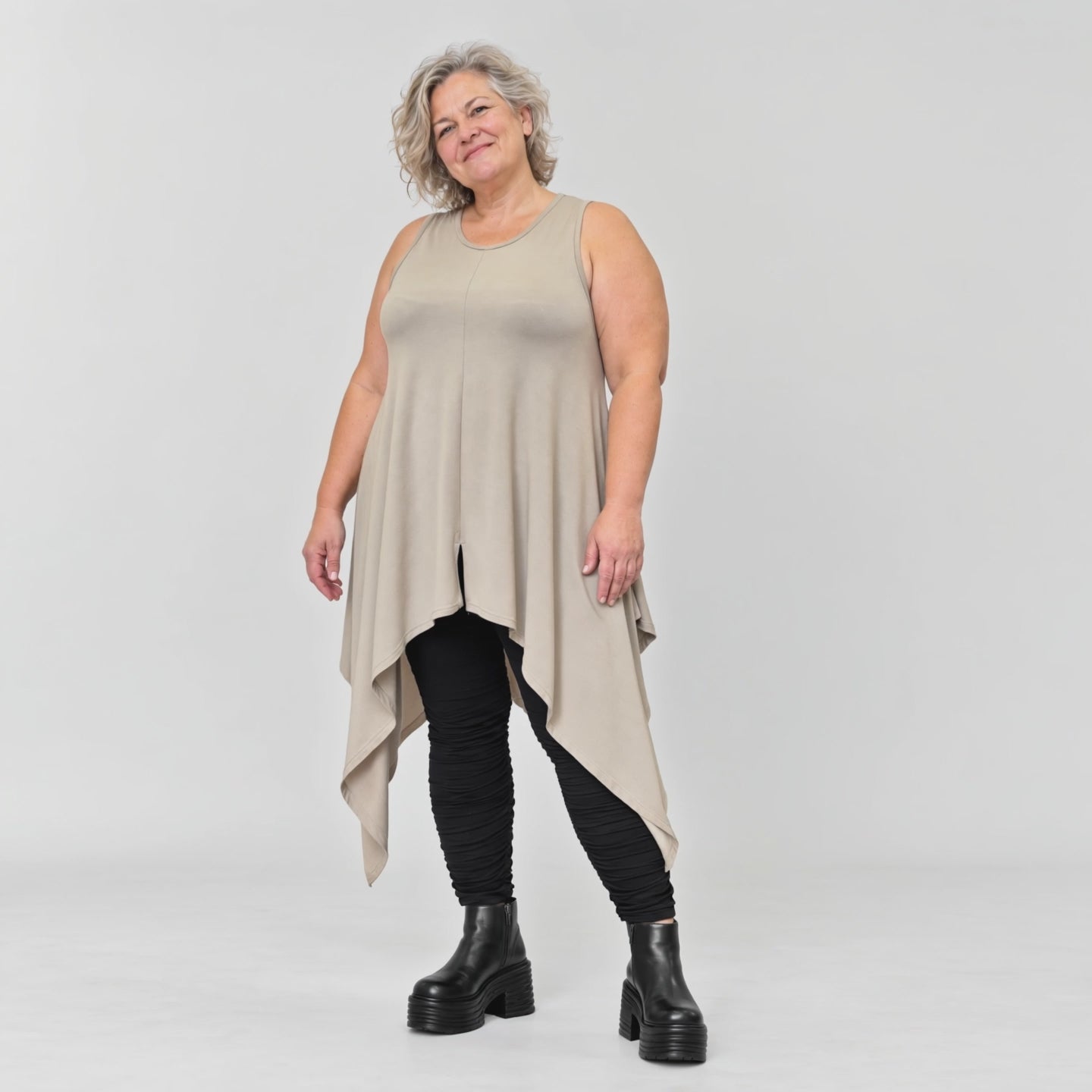 Ärmellose Tunika in Taupe aus weichem Modal Stretch mit lockerer A-Linie und Seitenspitzen