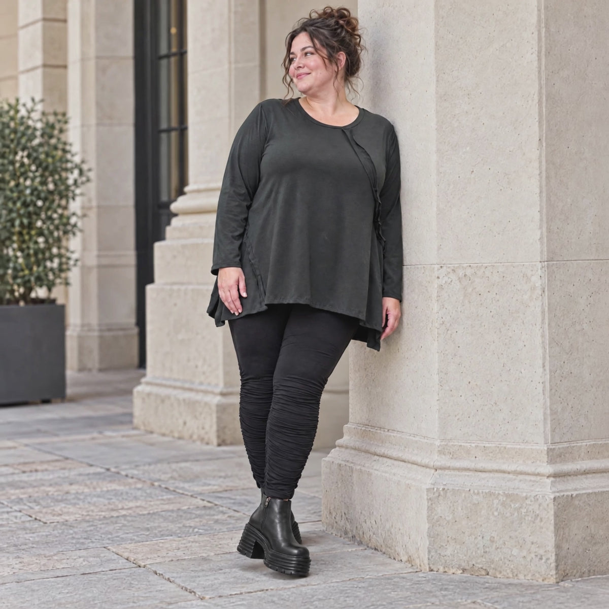 Schwarzes Langarmshirt Basic in fließender A-Linie aus weichem Stretchjersey aus Italien