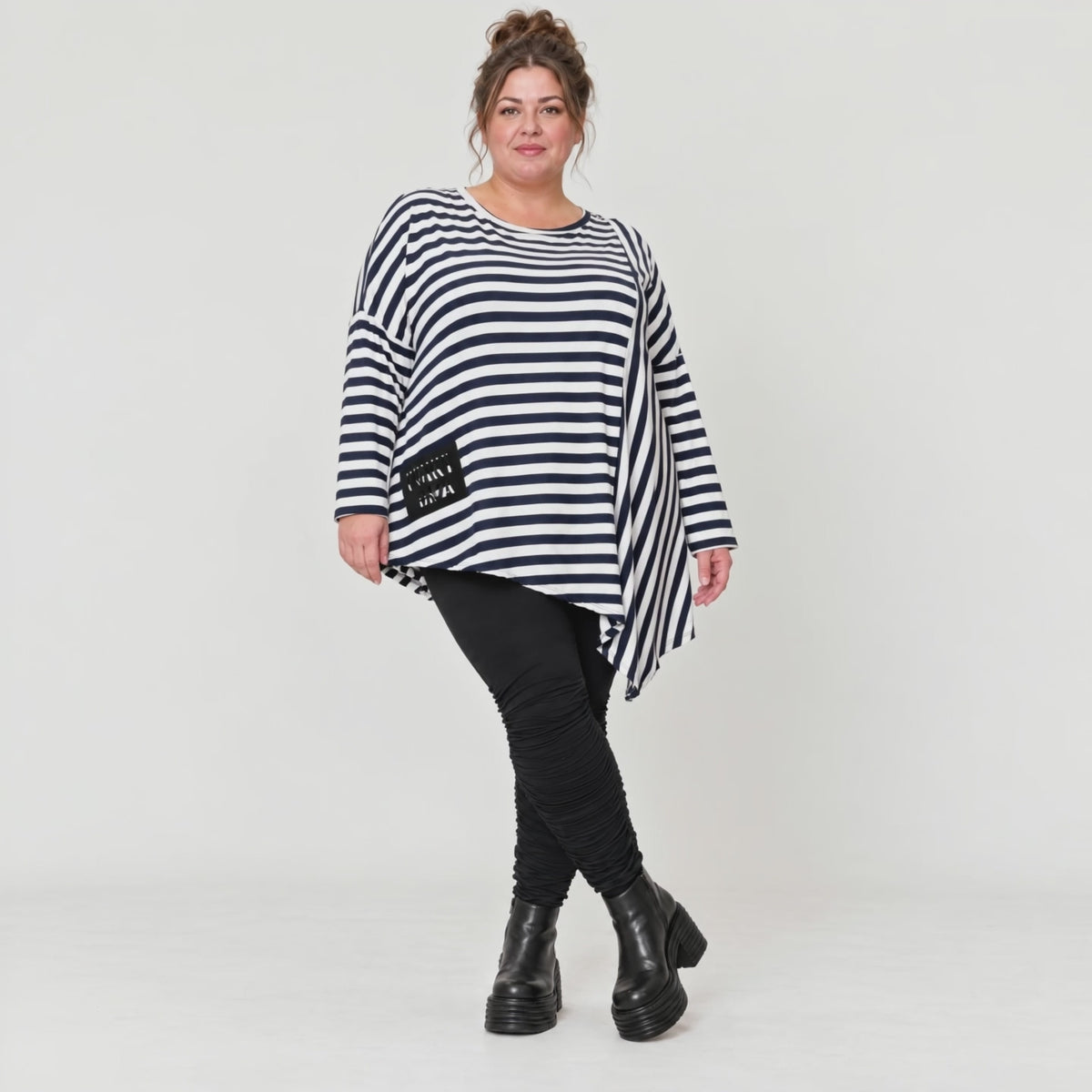 Langarmshirt in Dunkelblau/Weiß aus weichem Stretchjersey mit asymmetrischem Zipfelsaum