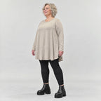 Langarmshirt in Taupe aus feinem Modalstretch mit Seitentaschen und gerundeter Silhouette